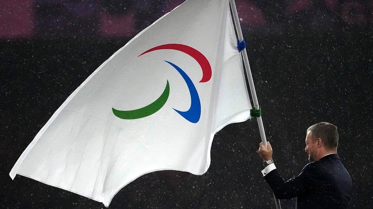 | Photo: AP/Michel Euler : President of the International Paralympic Committee Andrew Parsons passes the Paralympic flag to Mayor of Los Angeles Karen Bass, not in photo, after receiving it from Mayor of Paris Anne Hidalgo, not in photo, during the closing ceremony of the 2024 Paralympics, Sunday, Sept. 8, 2024, in Paris, France.