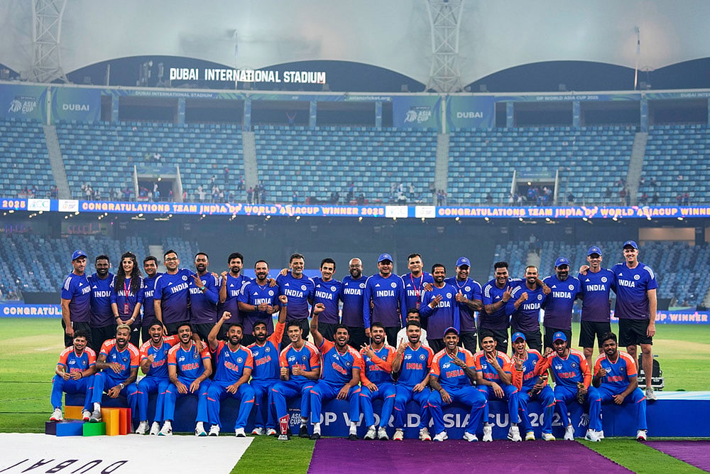 Asia Cup 2025 final India vs Pakistan match celebration_Team India poses