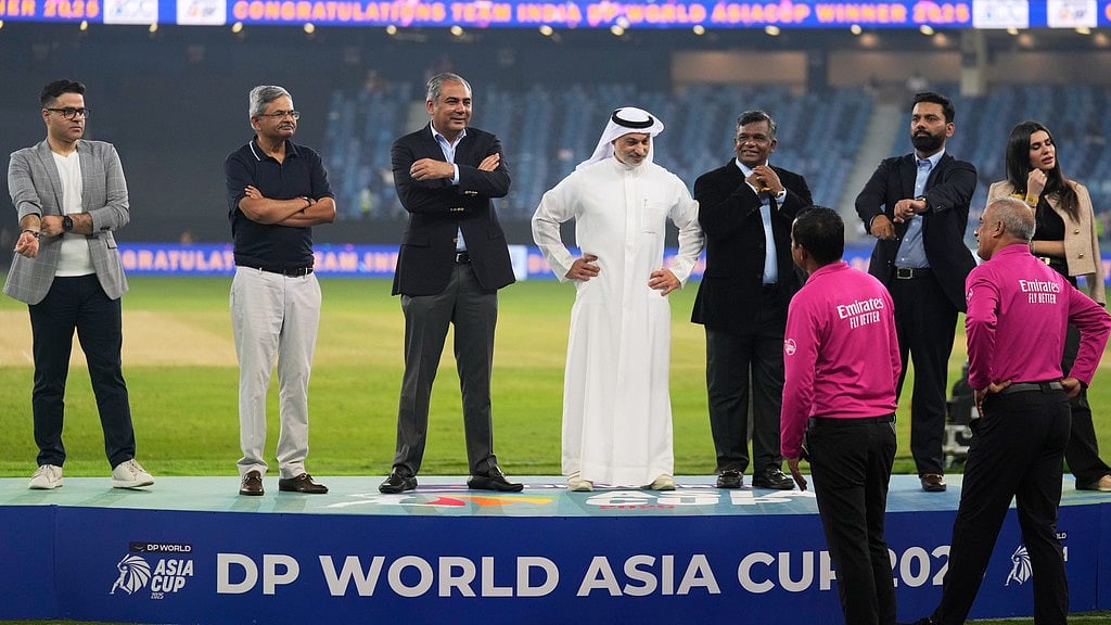 AP/Altaf Qadri : Dignitaries waiting on the presentation platform talk to the umpires after India won the Asia Cup cricket final 