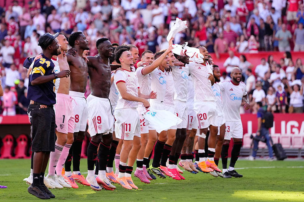 | Photo: AP/Jose Breton : La Liga 2025-26: Sevilla vs Barcelona 