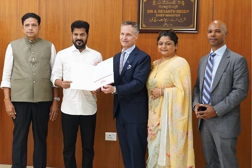 (L to R): Sridhar Babu, Hon'ble minister for information technology, electronics & communications. Industries
& commerce and legislative affairs, Telangana, A Revanth Reddy, Hon'ble Chief Minister of Telangana, Patrik
Jonsson, executive VP and president Lilly International, Shilpa Gupta, associate VP. corporate affairs. Eli Lilly
and Company (Indis) and Winselow Tucker, president and general, Eli Lilly and Company (India).