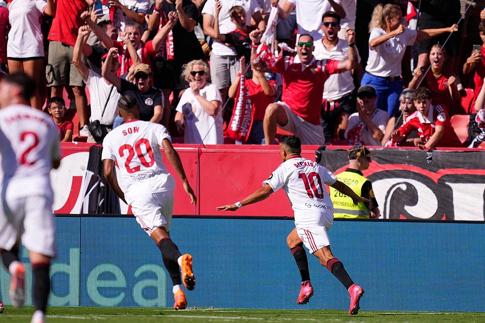 Spain soccer La Liga 2025-26 Sevilla vs Barcelona soccer match photos_Alexis Sanchez