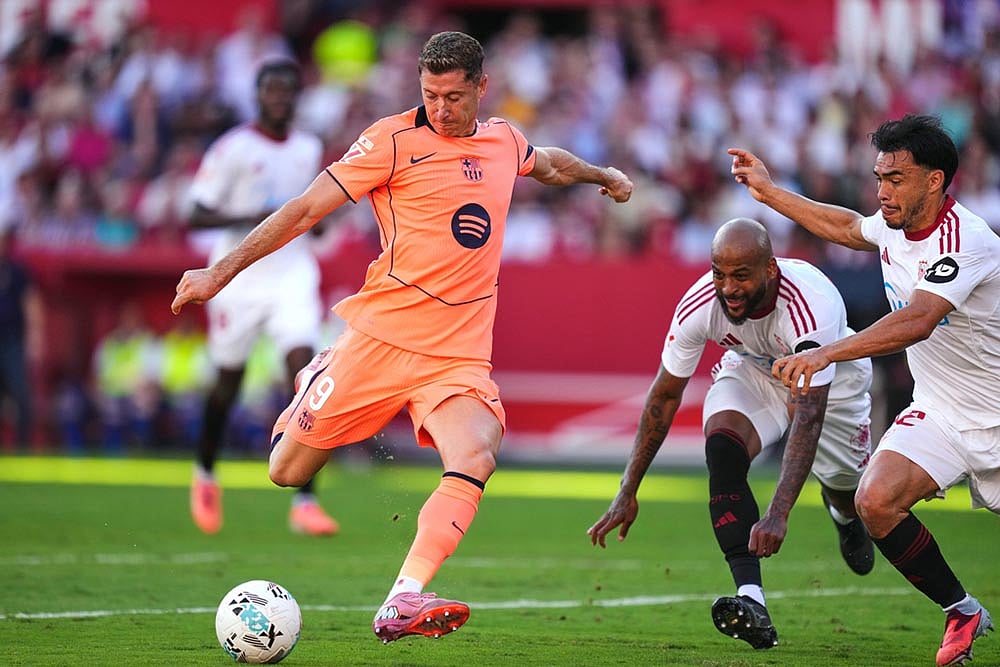 Spain soccer La Liga 2025-26 Sevilla vs Barcelona soccer match photos_Robert Lewandowski