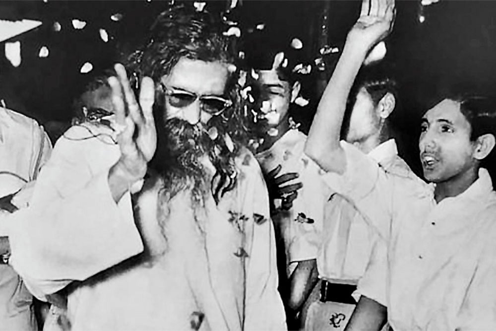 Greeting the Chief: M.S. Golwalkar being greeted by young RSS members
