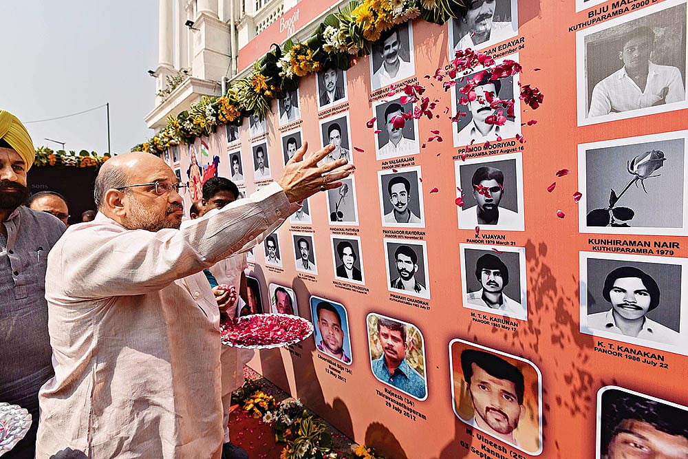 | Photo: Imago/Hindustan Times : Flower Tribute: Amit Shah, then president of the BJP,  pays tribute to BJP and RSS workers killed in Kerala in 2017