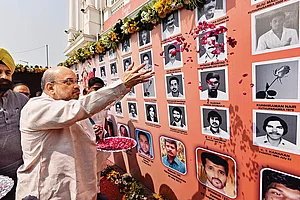 | Photo: Imago/Hindustan Times : Flower Tribute: Amit Shah, then president of the BJP, pays tribute to BJP and RSS workers killed in Kerala in 2017