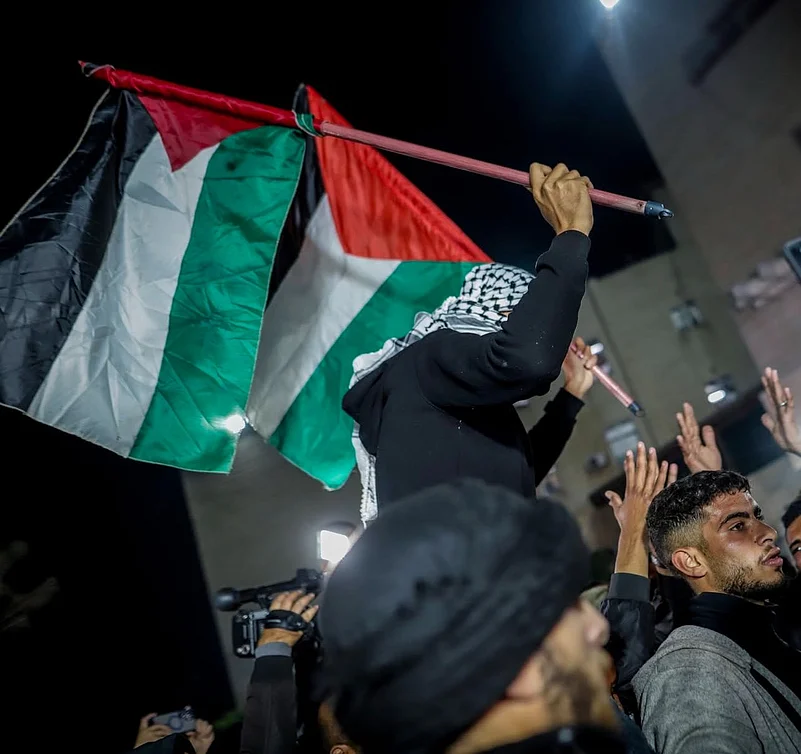 Palestinians return