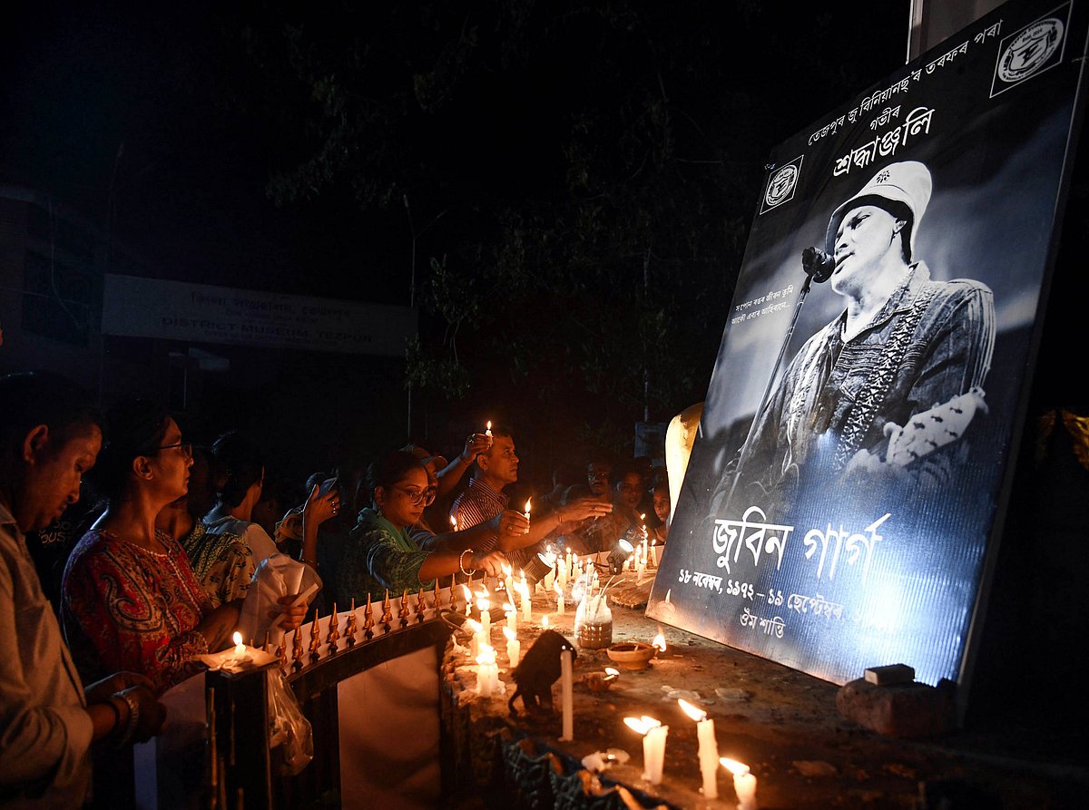 Tezpur Residents Lit Candles and Pray Demanding Justice for Assam™s Cultural Icon Zubeen Garg Sonitpur, Sep 27 (ANI): Tezpur people lit candles & pray while demanding justice for Zubeen Garg, cultural icon of Assam at Tezpur, in Sonitpur on Saturday. Sonitpur Assam India  - IMAGO / ANI News