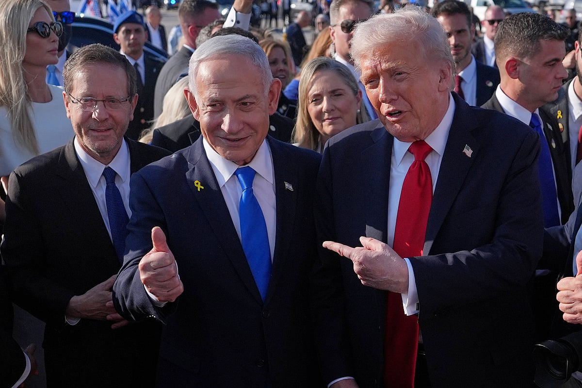 Evan Vucci : President Donald Trump poses for a photo with Israel's Prime Minister Benjamin Netanyahu before he boards Air Force One at Ben Gurion International Airport, Monday, Oct. 13, 2025, near Tel Aviv, as Israel's President Isaac Herzog watches at left