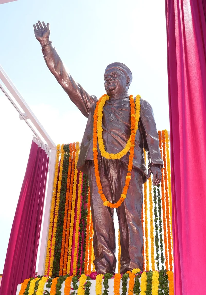 Virbhadra Singh Statue In Shimla