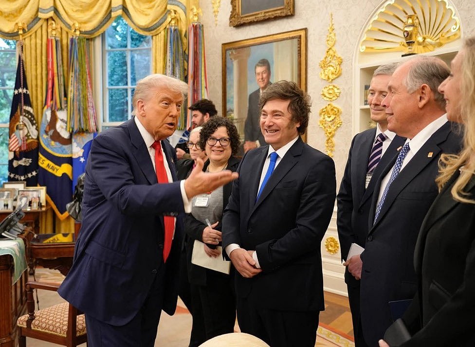 Javier Milei : Trump’s conditional backing could unsettle Argentina’s financial recovery, even as officials insist the aid package remains intact. 