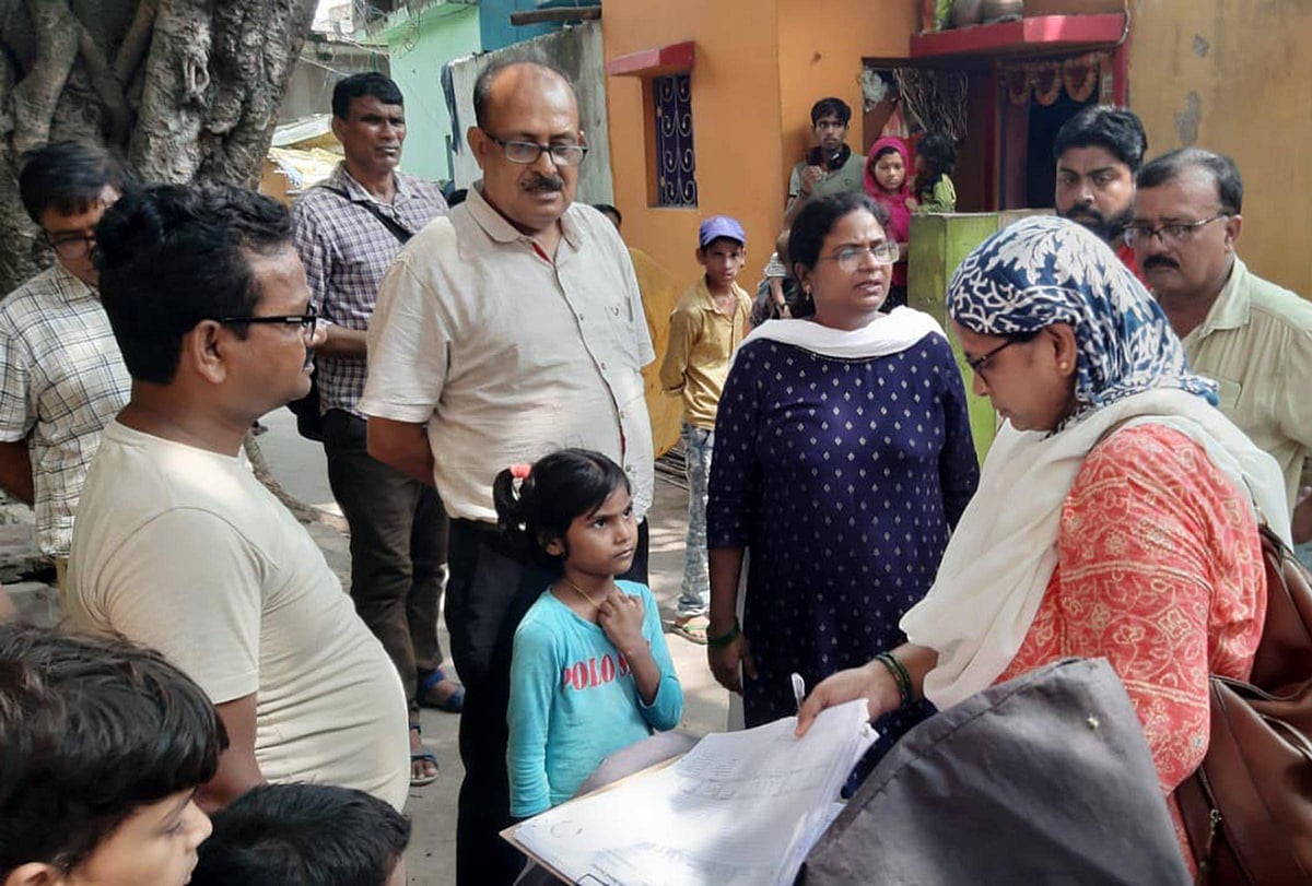 | IMAGO/Hindustan Times; Representative image : Enumerator staff collect information from residents for a caste-based census in Bihar. 