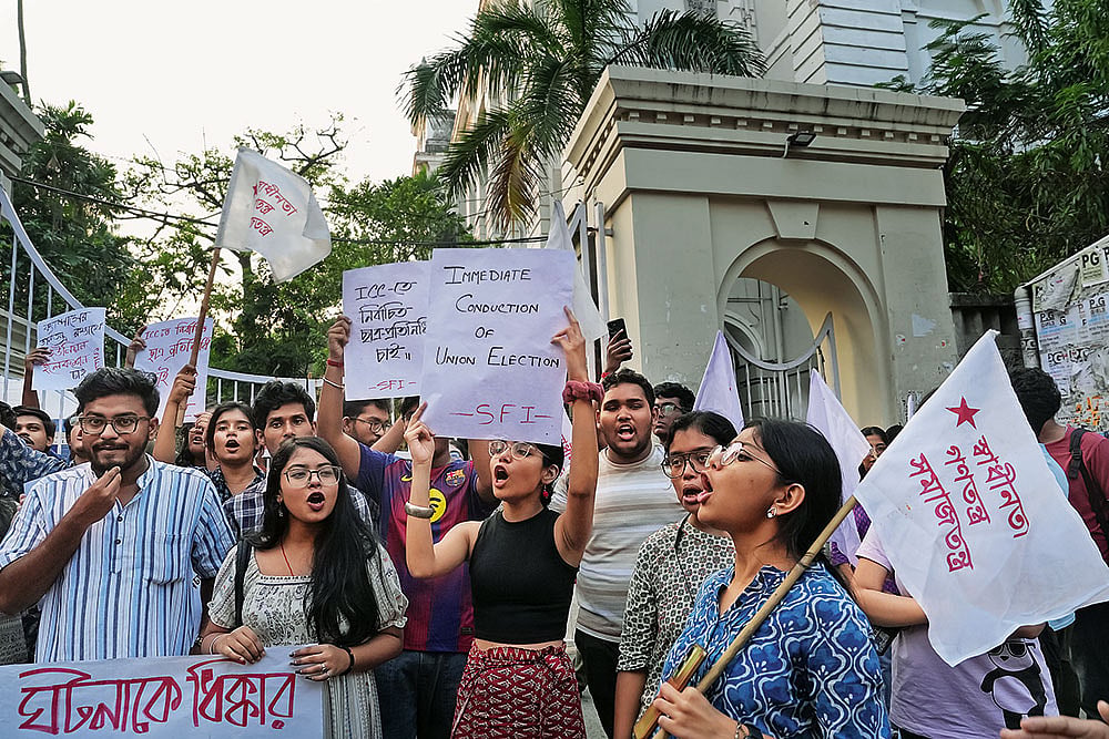 | Photo: Sandipan Chatterjee  : Fair Ask: Students protest in front of the main gate of the Presidency University in Kolkata, demanding a legitimate union and students elections