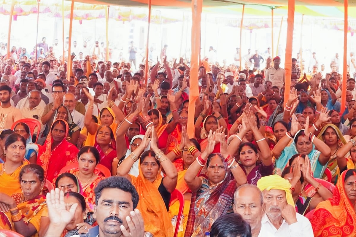 Public and party workers at a rally in Bihar