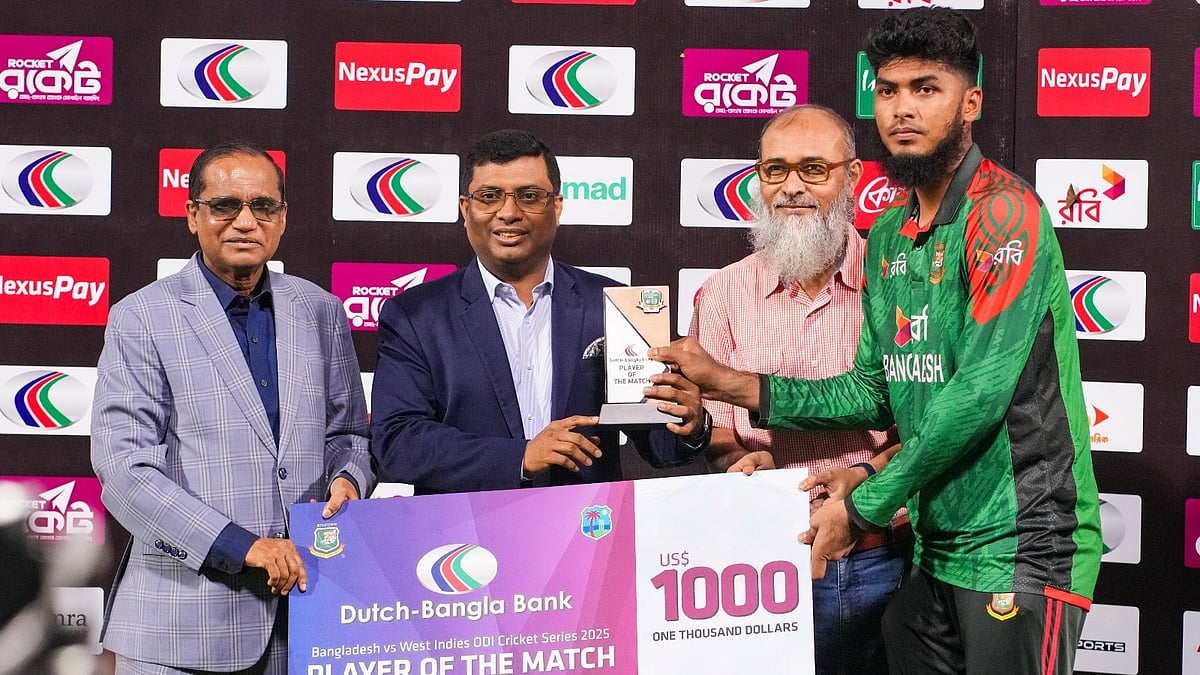 X/ BCBtigers : Rishad Hossain recieving the Player of the Match award