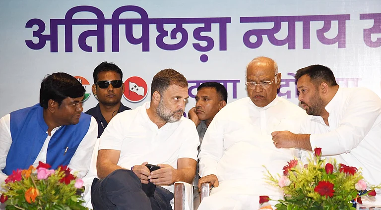 Congress President Mallikarjun Kharge, Leader of Opposition in Lok Sabha and Congress leader Rahul Gandhi, and Rashtriya Janata Dal (RJD) leader Tejashwi Yadav and others during the launch of the Ati Pichhra Nyay Sankalp at Hotel Chanakya on September 24, 2025 in Patna, India. The document, a 10-point manifesto, was released by the Mahagathbandhan (Grand Alliance) for the Extremely Backward Classes (EBCs) ahead of the Bihar Assembly elections. (Photo by Santosh Kumar Hindustan Times) Grand Alliance Launches Ati Pichhda Nyay Sankalp In Patna - | imago |