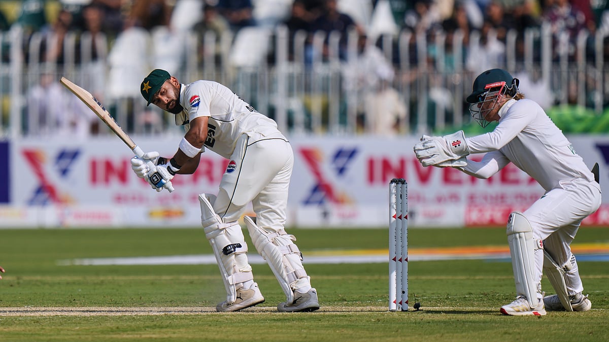 AP/Anjum Naveed : Pakistan's Abdullah Shafique, left, looks back as South Africa's Kyle Verreynne takes catch to dismiss him during the first day of the second test cricket match between Pakistan and South Africa, at the Rawalpindi Cricket Stadium.
