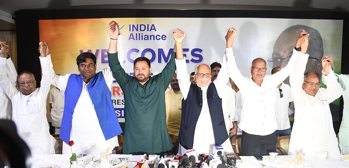 IMAGO / Hindustan Times : Former Supreme Court judge and INDIA bloc’s Vice-Presidential candidate Justice B. Sudershan Reddy along with RJD LoP Tejashwi Yadav Congress state president Rajesh Ram, VIP CHief Mukesh Sahni and others join hands during a press conference at Hotel Maurya on September 4, 2025 in Patna, India.