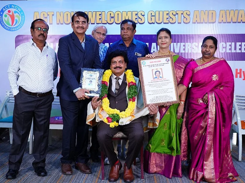 Shri Prasanna Kumar Motupalli receiving an award