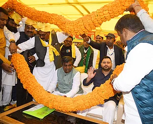 IMAGO / Hindustan Times : RJD leader Tejashwi Yadav with Ranvijay Sahu MAL being garlanded during Teli Hunkar Rally at Millar School ground on February 9, 2025 in Patna, India. (Photo by Santosh Kumar Hindustan Times ) Bihar Politics And Governance