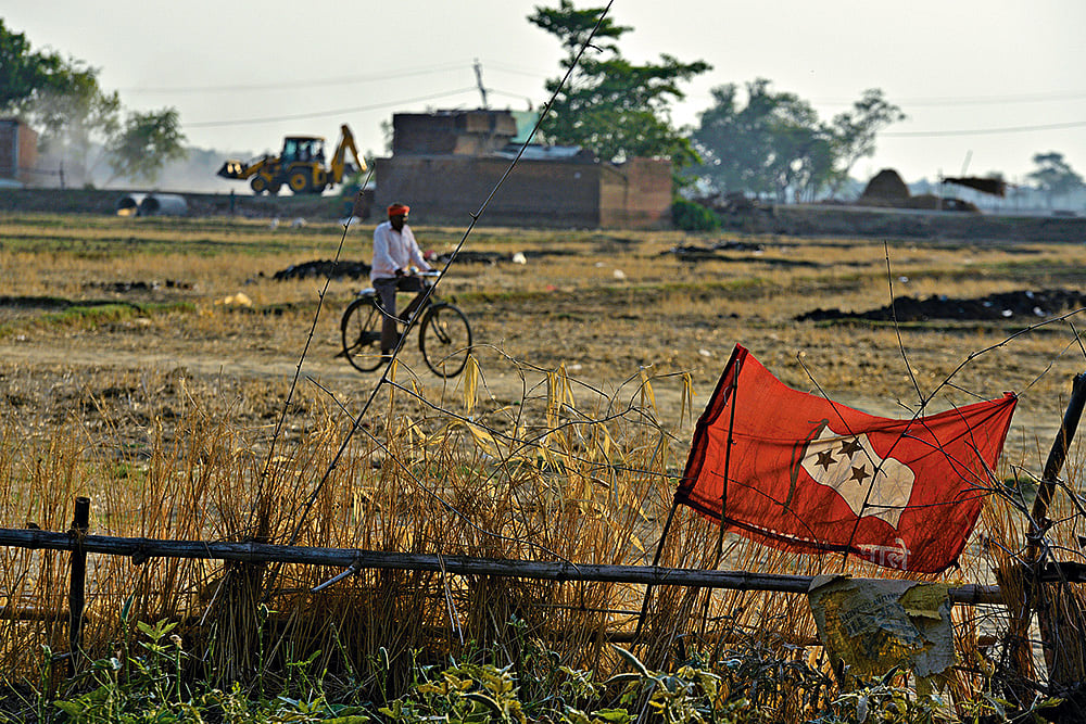 | Photo: Sandipan Chatterjee : Speaking of Land Distribution: A sign of CPI (ML) presence at Bhathani Tola village in Bihar’s Bhojpur district 
