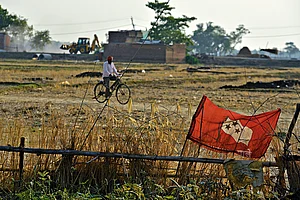 | Photo: Sandipan Chatterjee : Speaking of Land Distribution: A sign of CPI (ML) presence at Bhathani Tola village in Bihar’s Bhojpur district