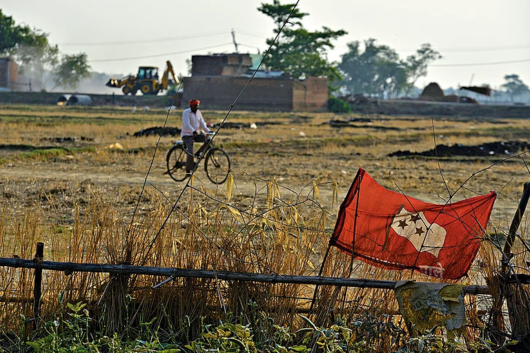 Speaking of Land Distribution: A sign of CPI (ML) presence at Bhathani Tola village in Bihar’s Bhojpur district - | Photo: Sandipan Chatterjee