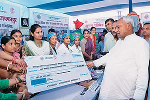 | Source: X : Eye on Voters: Chief Minister
Nitish Kumar at a stall set up by JEEViKa didis in Muzaffarpur