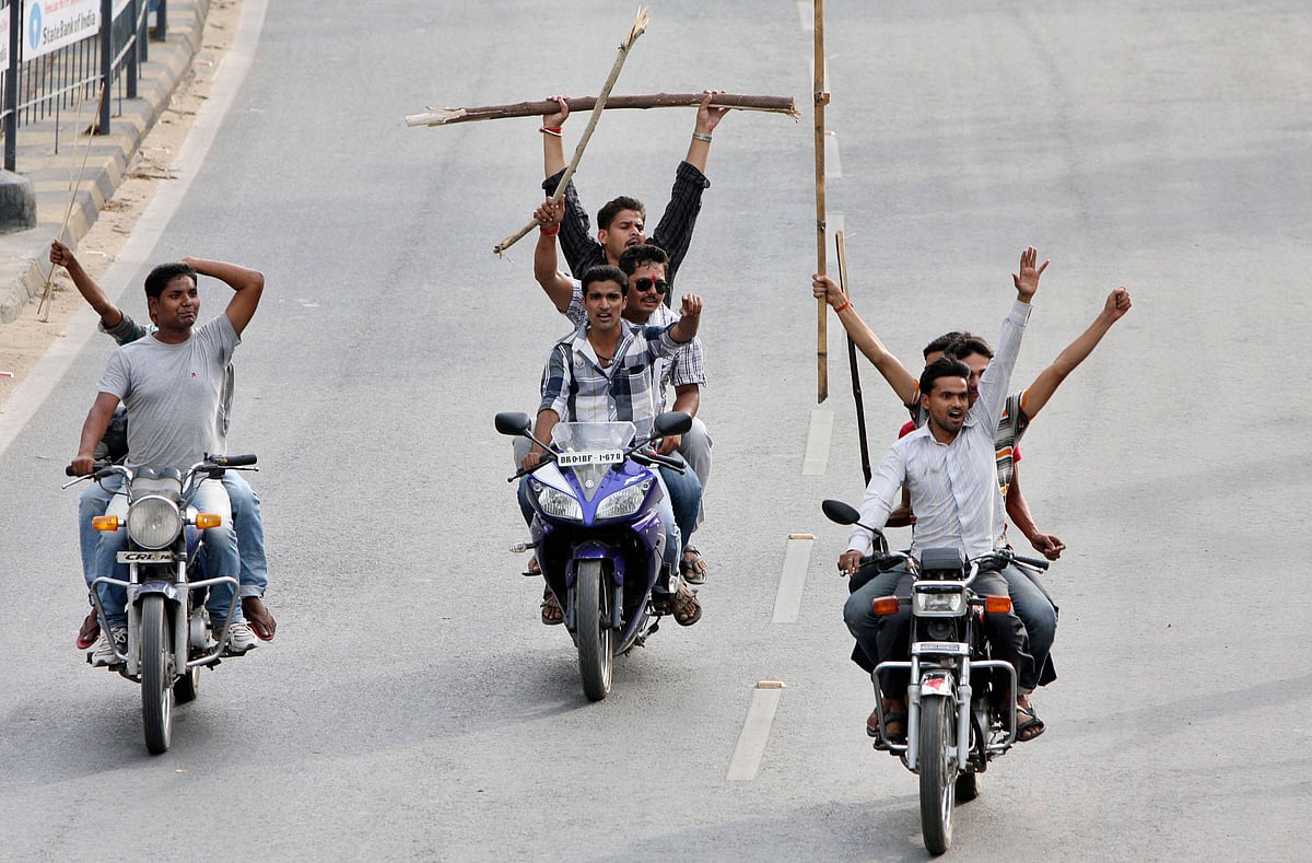 Violence Erupted During Ranvir Sena Chief Ranvir Brahmeshwar Singh s Funeral PATNA, INDIA – JUNE 2: Supporters on bikes carrying bamboo sticks and iron rods during at the funeral procession of Ranvir Sena chief Brahmeshwar Singh Mukhiya , on June 2, 2012 in Patna, India.  - IMAGO / Newscom World