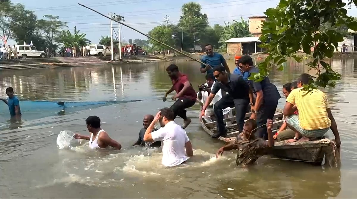 Rahul Gandhi  Jumps Into Begusarai Pond 