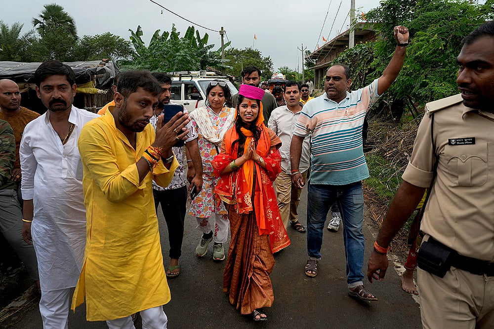 Maithili Thakur Campaighns in Alinagar, in her first stint as a political candidate in Bihar assembly elections 2025 - Suresh K Pandey/Outlook