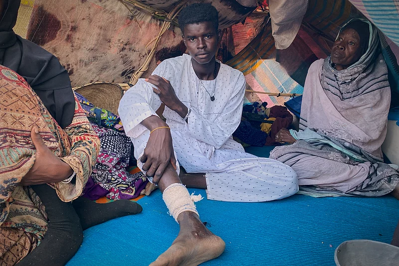An injured Sudanese man who fled el-Fasher city