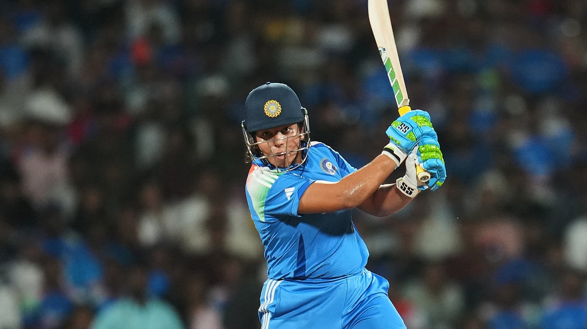 | Photo: AP/Rafiq Maqbool : India's Richa Ghosh plays a shot during the ICC Women's Cricket World Cup final match between India and South Africa in Navi Mumbai, India, Sunday, Nov. 2, 2025.