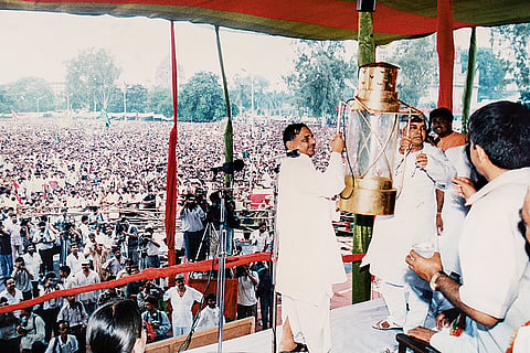 Lalu allied himself with the secular fonts, he was seen with Sonia Gandhi, Mulayam Singh Yadav, and Left leaders in joint rallies.
