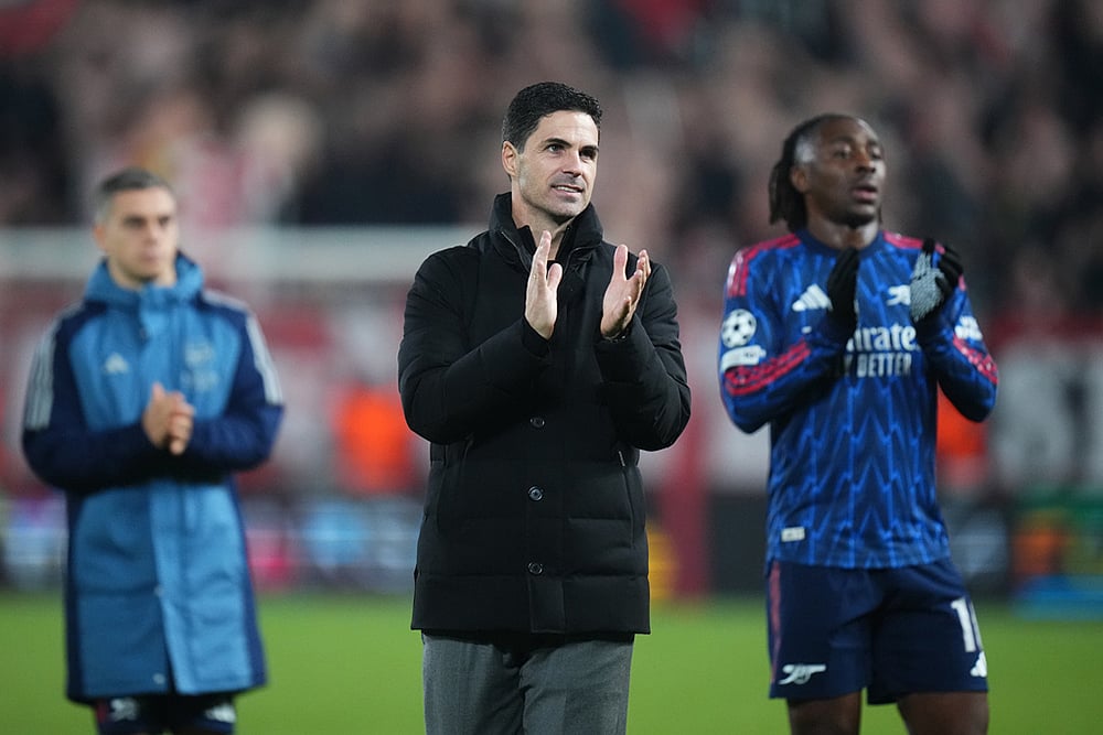 | Photo: AP/Petr David Josek : Arsenal's manager Mikel Arteta applauds fans at the end of the Champions League opening phase soccer match between Slavia Prague and Arsenal in Prague, Czech Republic.