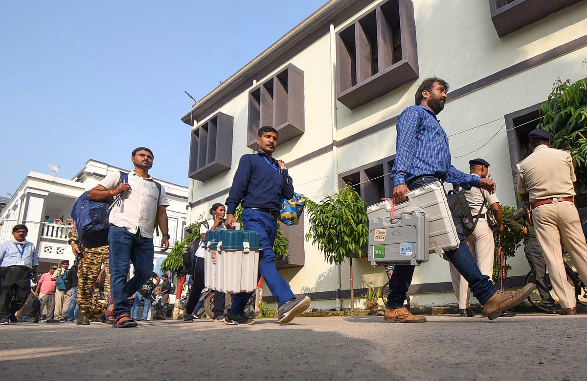 Polling officials with EVM and other election material leave for their respective booths on the eve of the first phase of the Bihar Assembly elections, in Patna, Wednesday, Nov. 5, 2025. (PTI Photo)(PTI11_05_2025_000212B)
 - -Source : PTI