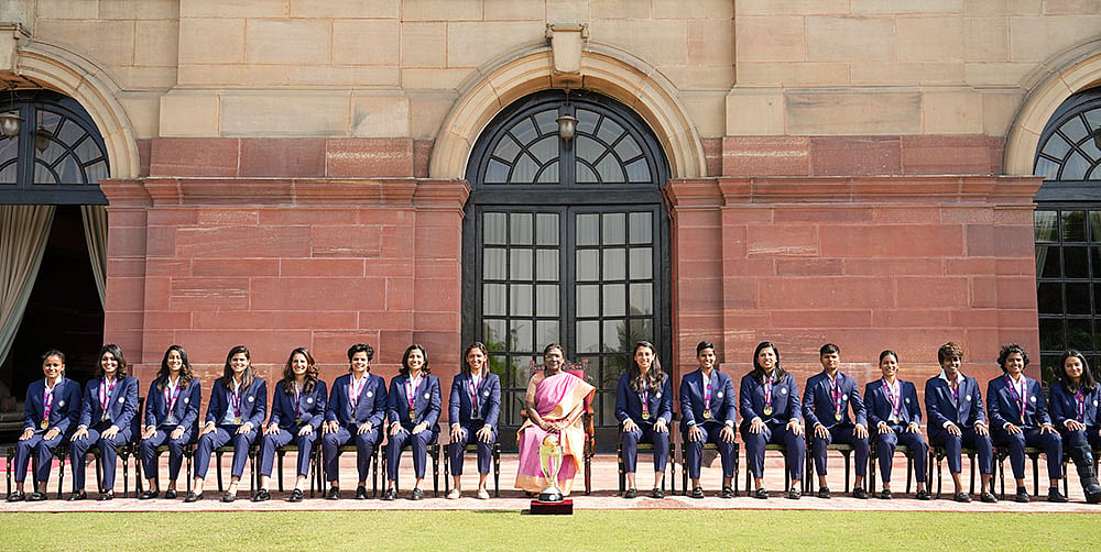 President Droupadi Murmu meets womens cricket team
