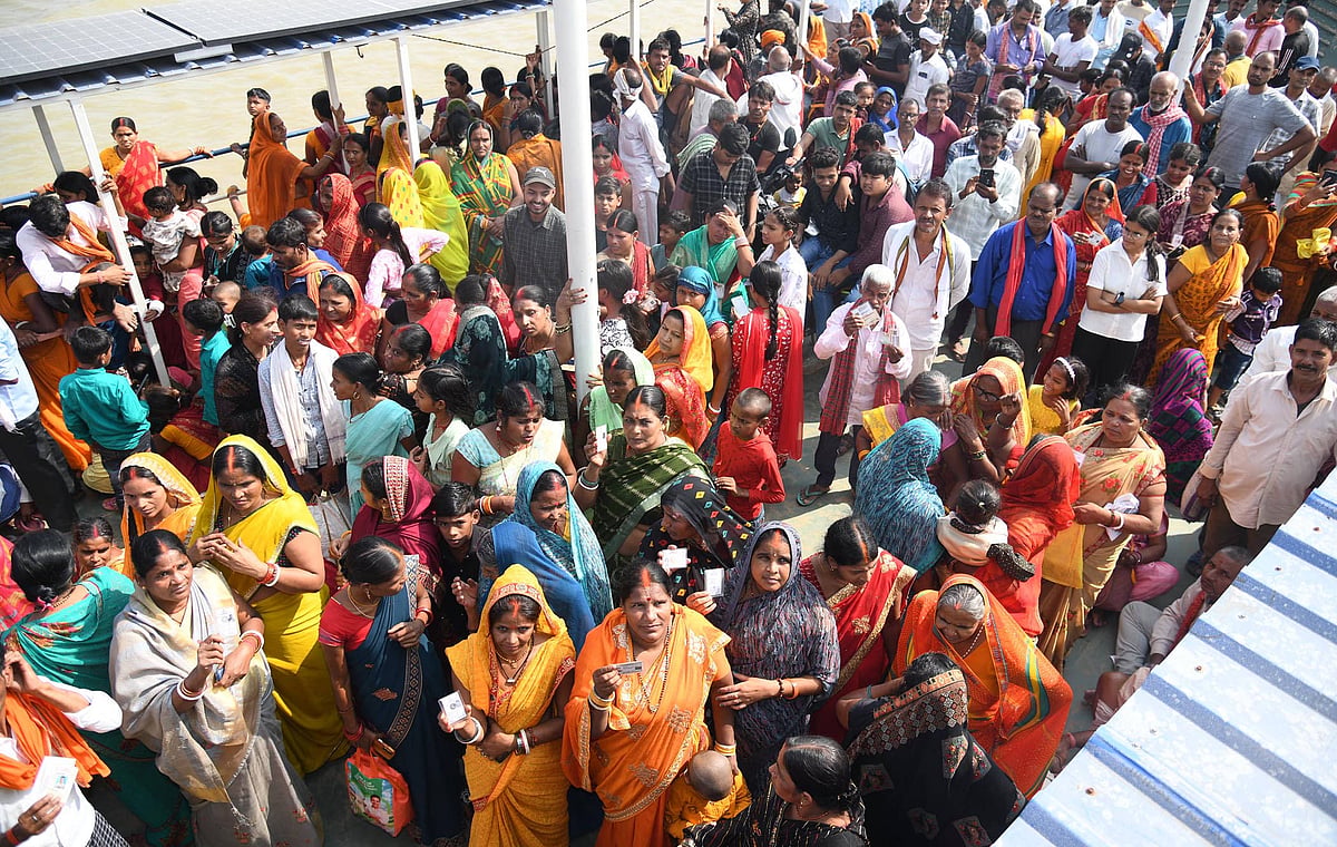 IMAGO/ Hindustan Times : Voters going to cast their votes first time in a ship during Bihar Assembly Elections 2025 for a polling booth at Nasriganj Ghat, Danapur on November 6, 2025 in Patna, India. 
