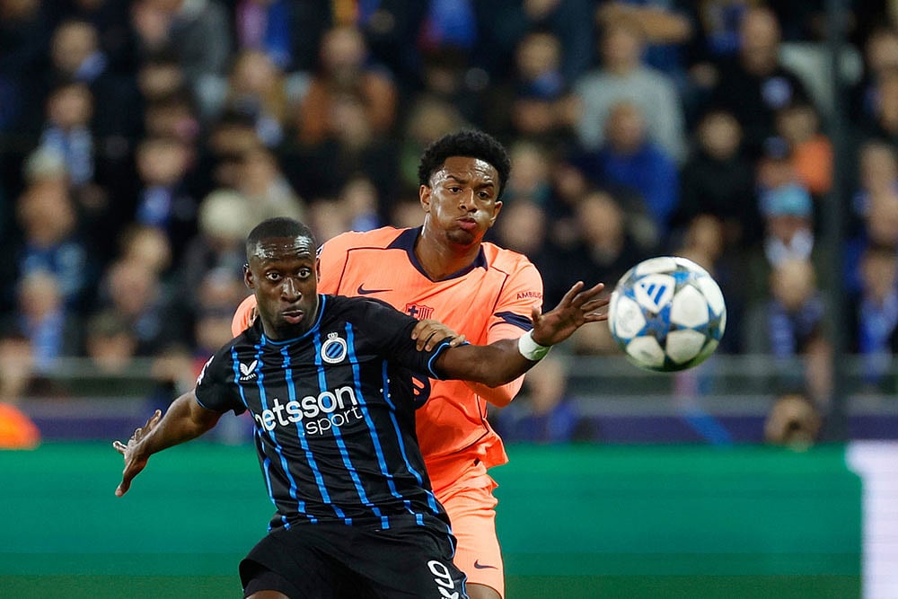 | Photo: AP/Geert Vanden Wijngaert : Brugge's Carlos Forbs, left, fights for the ball with Barcelona's Alejandro Balde during the Champions League opening phase soccer match between Club Brugge and Barcelona in Bruges, Belgium.