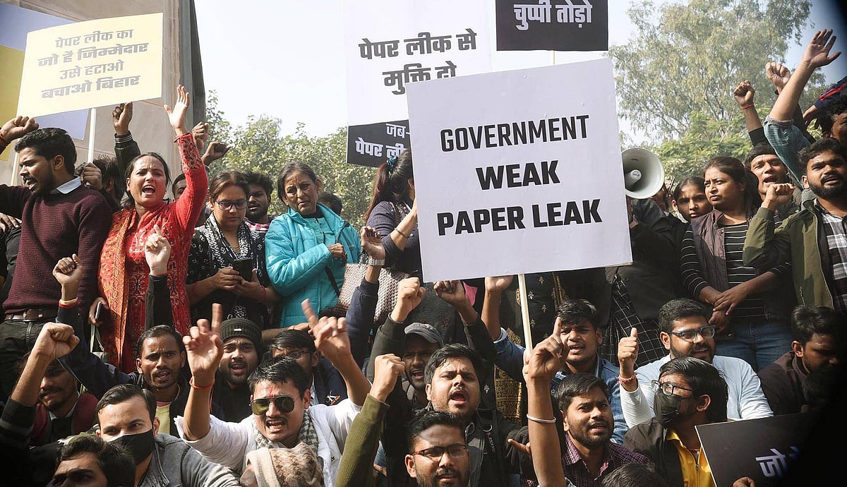Hindustan Times : BPSC candidates demonstrating during their mass dharna for demanding re-exam in front of statue of Mahatma Gandhi at Gandhi Maidan on December 29, 2024 in Patna, India. (Photo by Santosh Kumar Hindustan Times ) Bihar Civil Service Exam Candidates Protest In Patna Over Alleged Paper Leak, Lathi-Charged By Cops