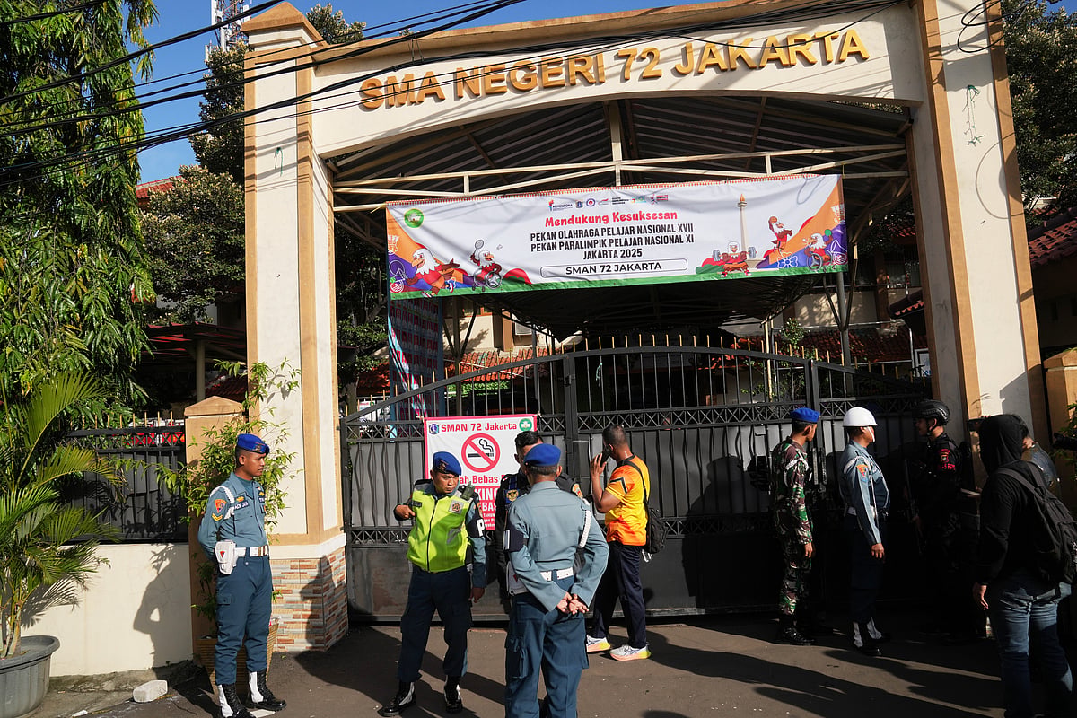 . (AP Photo/Dita Alangkara) : Police officers and military personnel stand guard at the gate of a school where explosions reportedly occurred, in Jakarta, Indonesia, Friday, Nov. 7, 2025