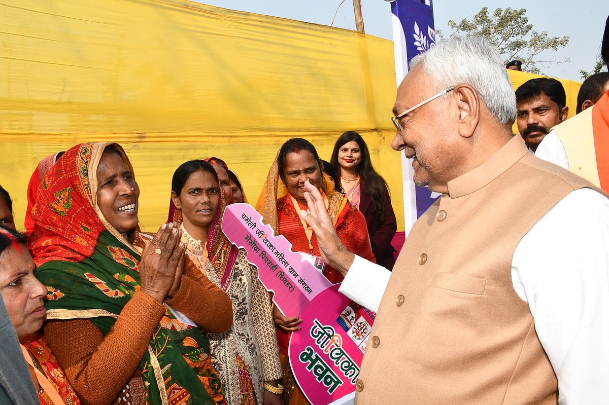 Facebook : Nitish Kumar addressing women