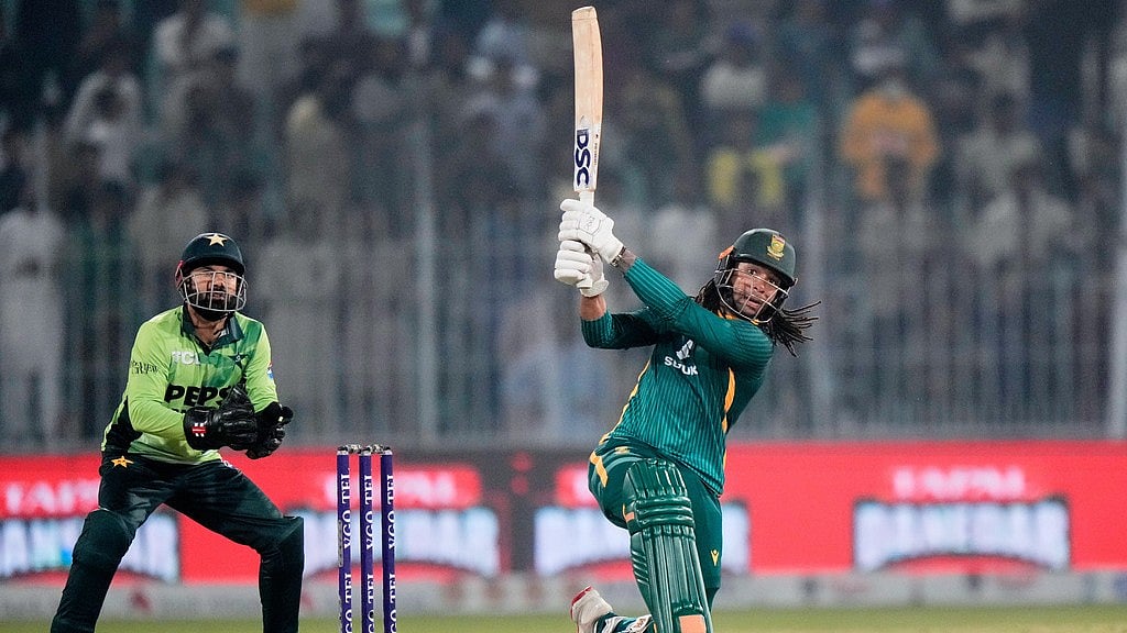 AP : South Africa beat Pakistan by eight wickets in the second ODI in Faisalabad.
