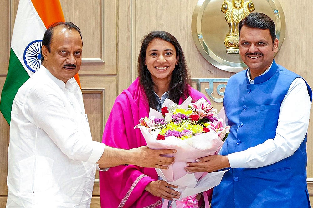Maha CM felicitates Womens World Cup winners Smriti Mandhana