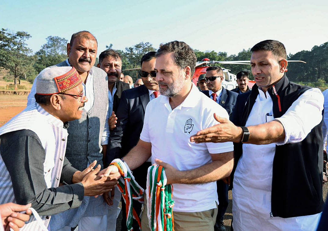 IMAGO/ ANI News : Lok Sabha Leader of Opposition Rahul Gandhi being welcomed by Madhya Pradesh Congress leaders on his arrival, in Pachmarhi.