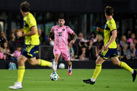 Inter Miami midfielder Rodrigo de Paul (7) dribbles during the first half of Game 3 in the first round of MLS soccer's Western Conference playoffs against Nashville SC in Fort Lauderdale, Florida.