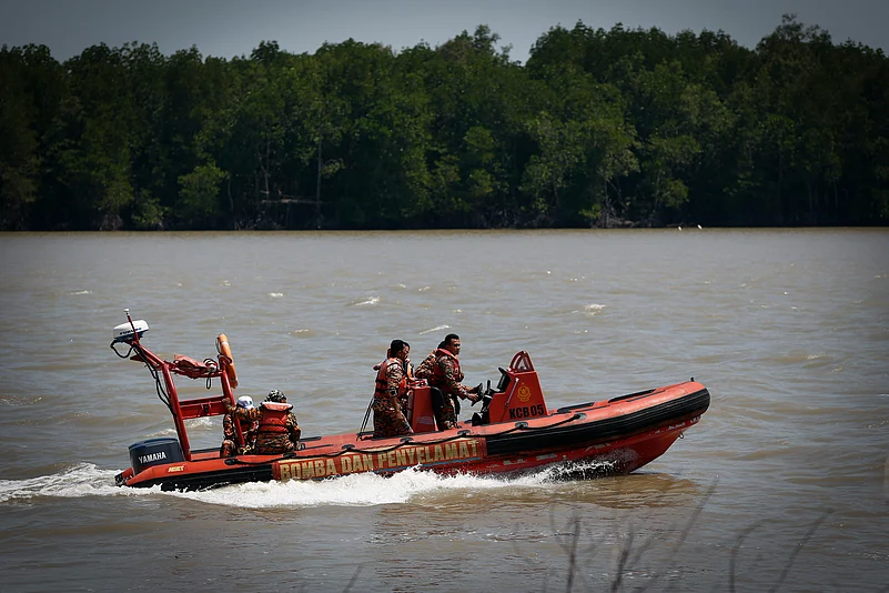boat sinks malaysia thailand
