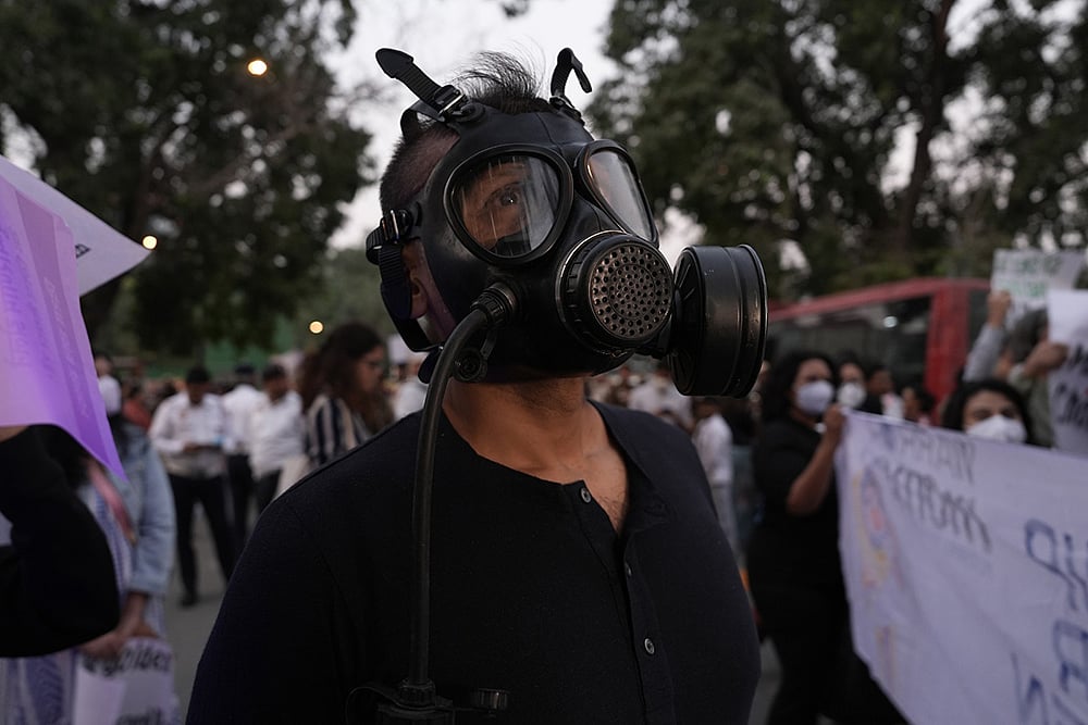 | Photo: Tribhuvan Tiwari/Outlook : People seen staging a protest against air pollution near India Gate, in New Delhi