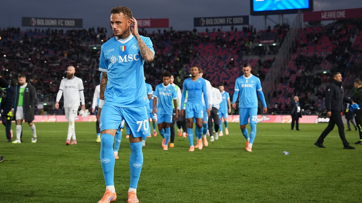 | Photo: LaPresse/Massimo Paolone via AP : Napoli's Noa Lang and teammates leave the pitch at the end of a Serie A -match against Bologna on Sunday, November 9, 2025.