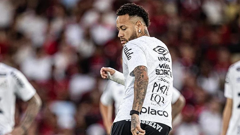 Santos FC's Neymar Jr ahead of the Brasileiro Serie A match against Flamengo on November 9, 2025. - | Photo: X/SantosFC
